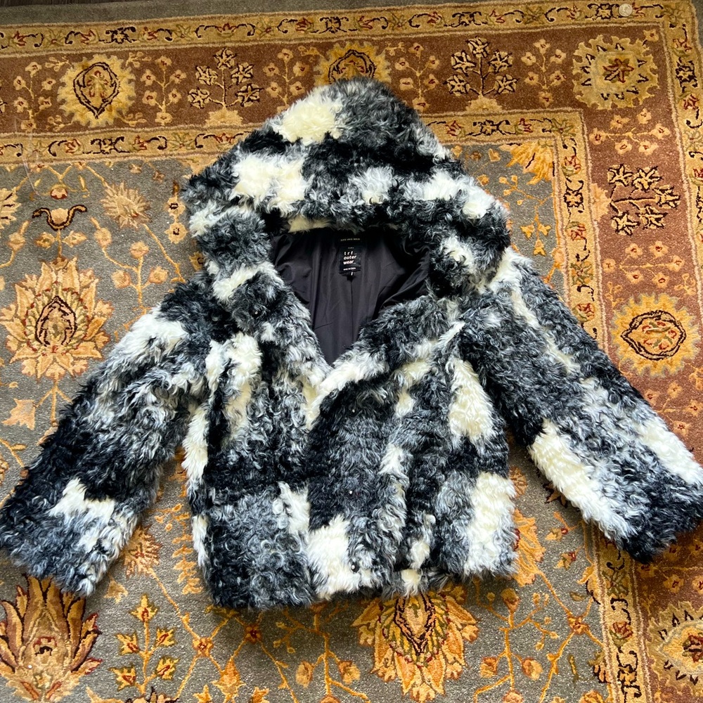 ✨Zara black and white faux fur jacket with hood